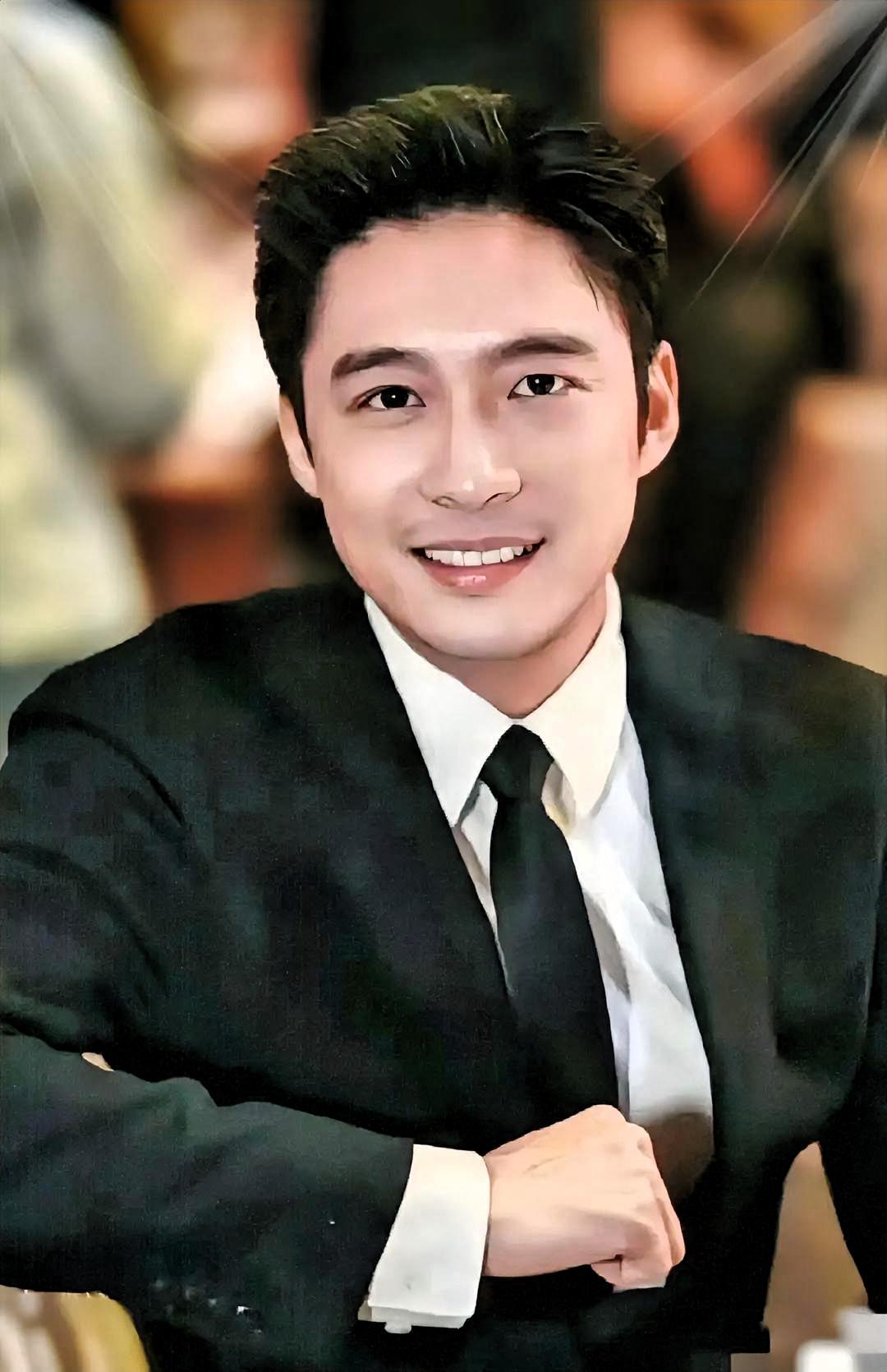 霍启山至今仍未婚娶，很大程度上或许是他眼光过于“挑剔”——说不定心里早把郭晶晶当