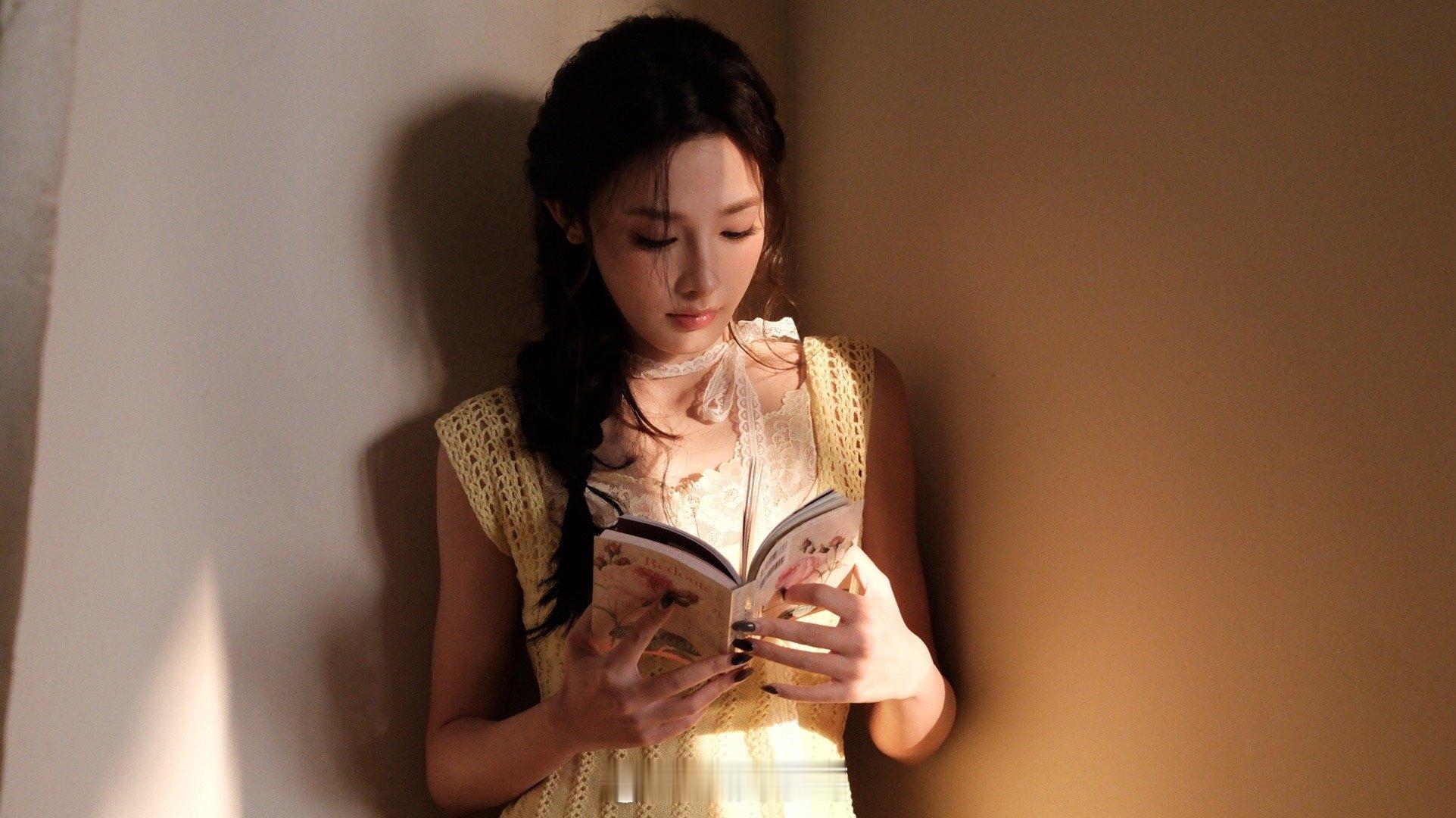 家人们，彭小苒工作室这是“宠粉狂魔”上线啦！微博用网盘发高清物料，生怕咱粉丝拿不