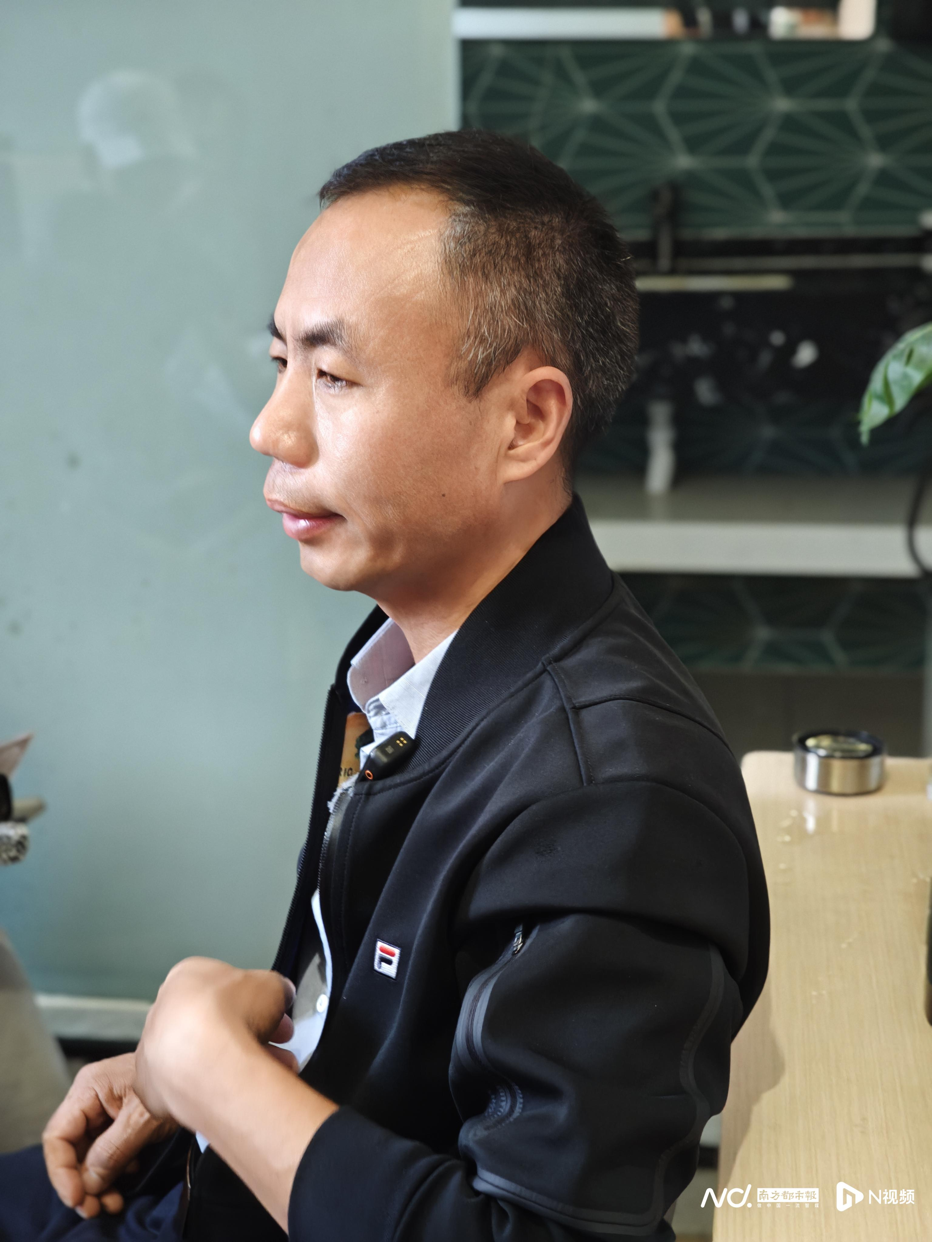 #申军良携申聪重回被拐出租屋#【申军良携子重回被拐出租屋！申聪称再次来到心情已截