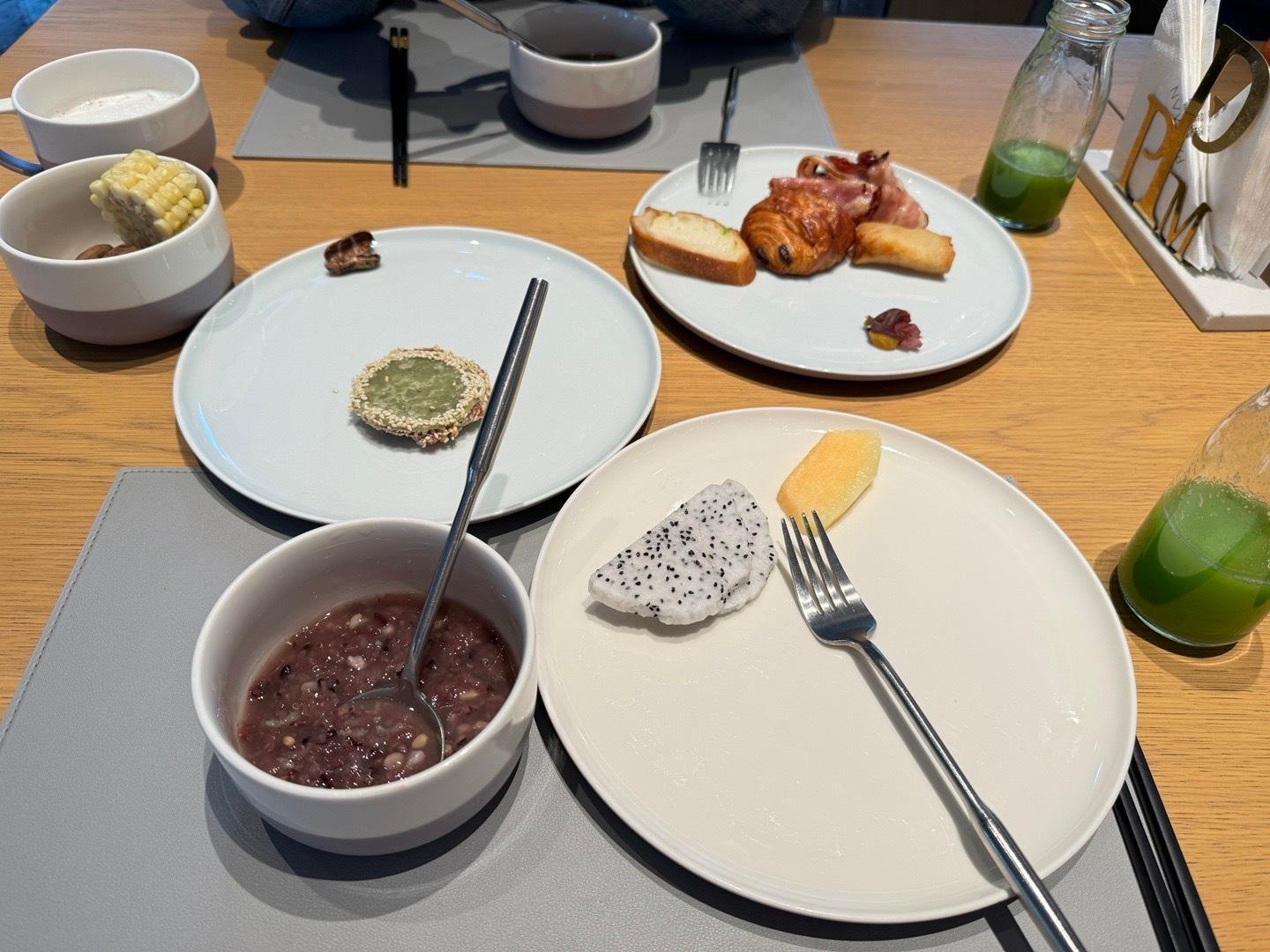 这辈子吃过最拉垮的酒店早餐[允悲]和酒店这个价格太坑了  ​​​