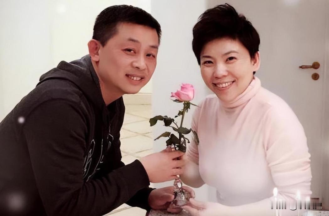 当年，世界冠军邓亚萍和林志刚正在谈婚论嫁，不料却半路杀出个程咬金，导致两人分手，