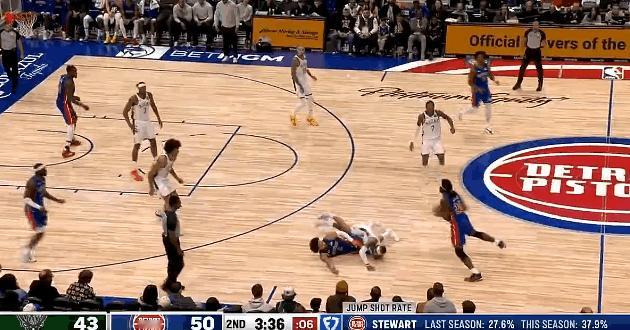 看不明白快船放弃小波特的原因，这抢断暴扣点燃全场，让奥萨尔汤普森放弃防守


