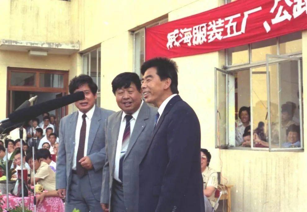 一张有年代感的老照片：我只认出了西装笔挺、头发覆额的著名相声表演艺术家马季，那位