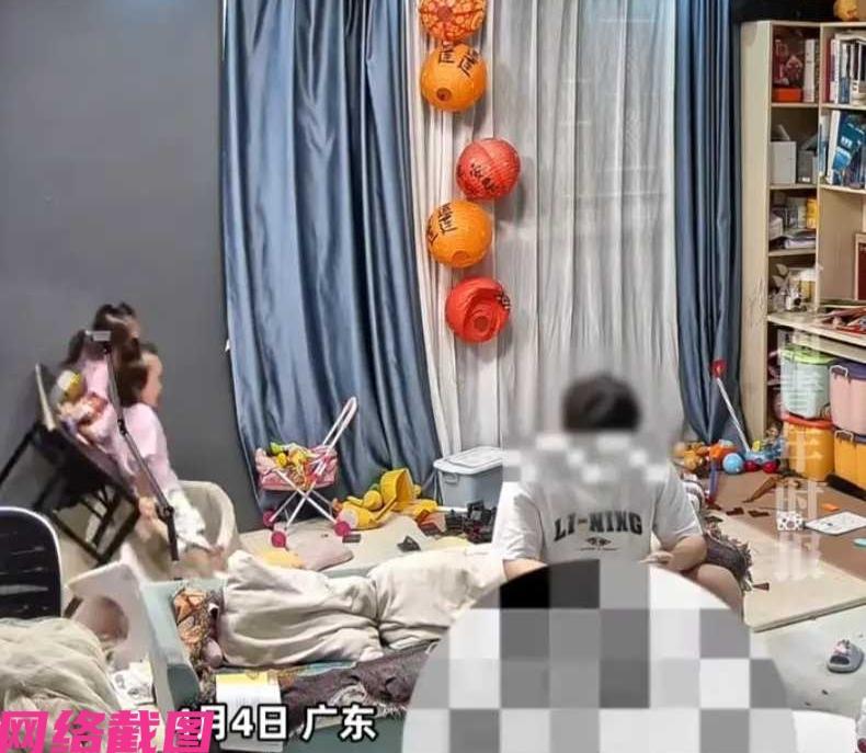 广东有家的两个女儿，这天在家里玩乐时不小心碰桌子摔倒，还被桌子压在两人的后背上，