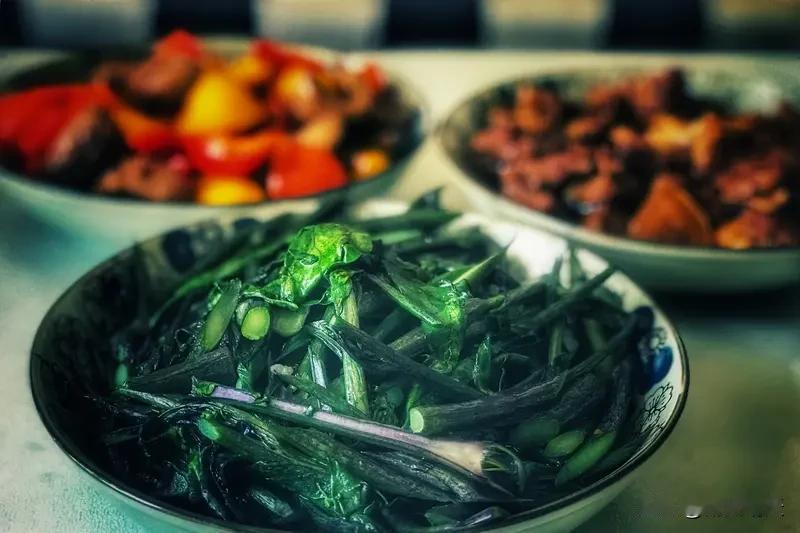 上联：粗茶淡饭三餐足

下联：淡月清风四季欢