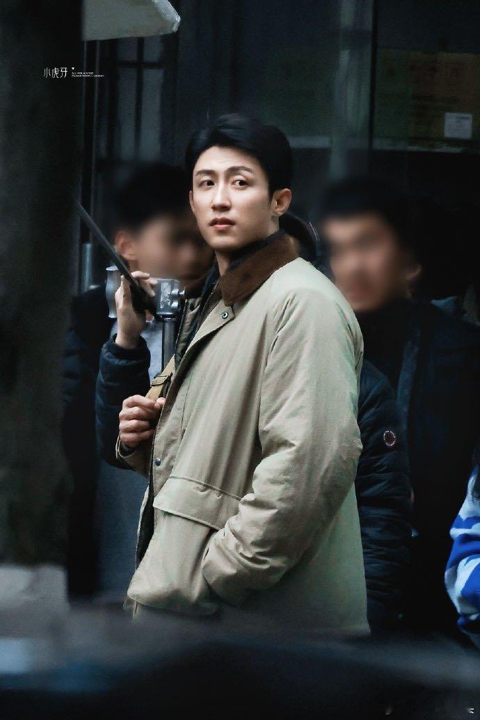 黄景瑜 奋斗文学新剧路透的人夫感直接焊在身上，洗旧棉服穿出烟火气，搂人的动作温柔