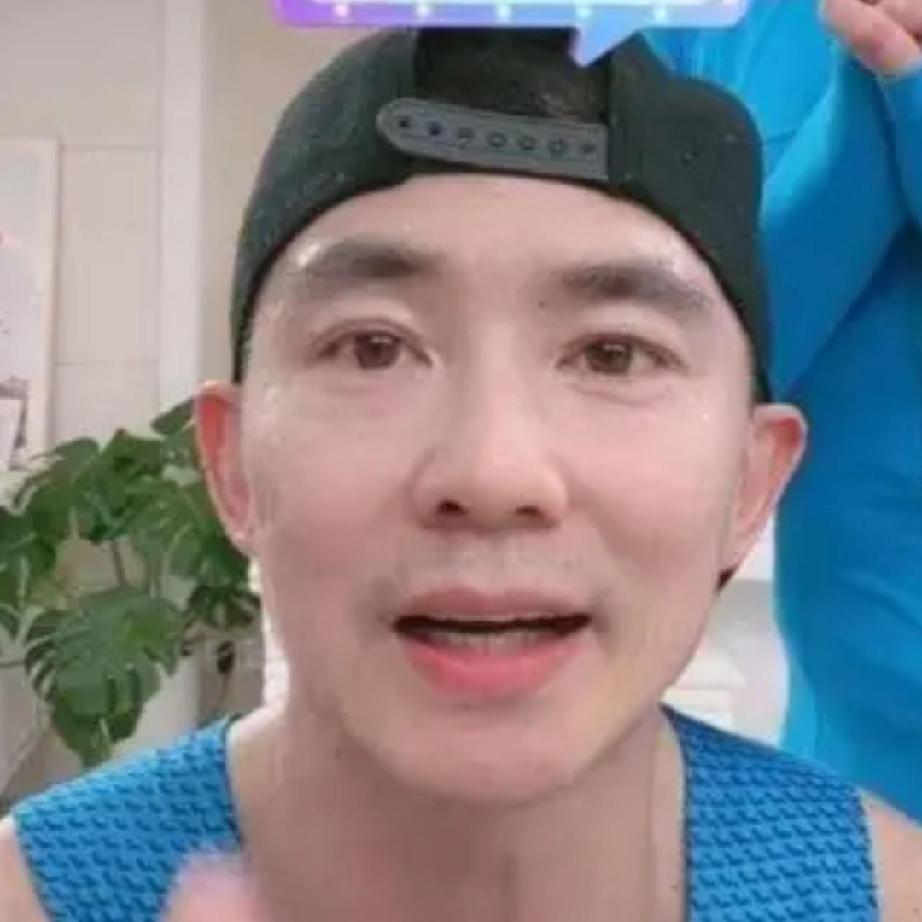 估计刘畊宏昨晚都睡不好觉，
不是他不够努力，
也不是排练不够刻苦，而是他参加披哥