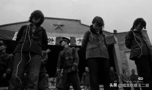 1983年严打期间的女犯人
当年女犯一般都是年轻的，聚众淫乱罪居多，那个年代未婚