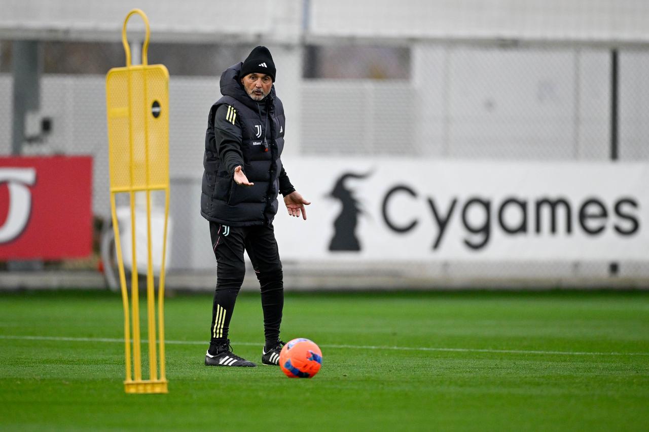 斯帕莱蒂的新阵型改造的差不多了

斯帕莱蒂已经开始研究后防线，但现在他必须决定是