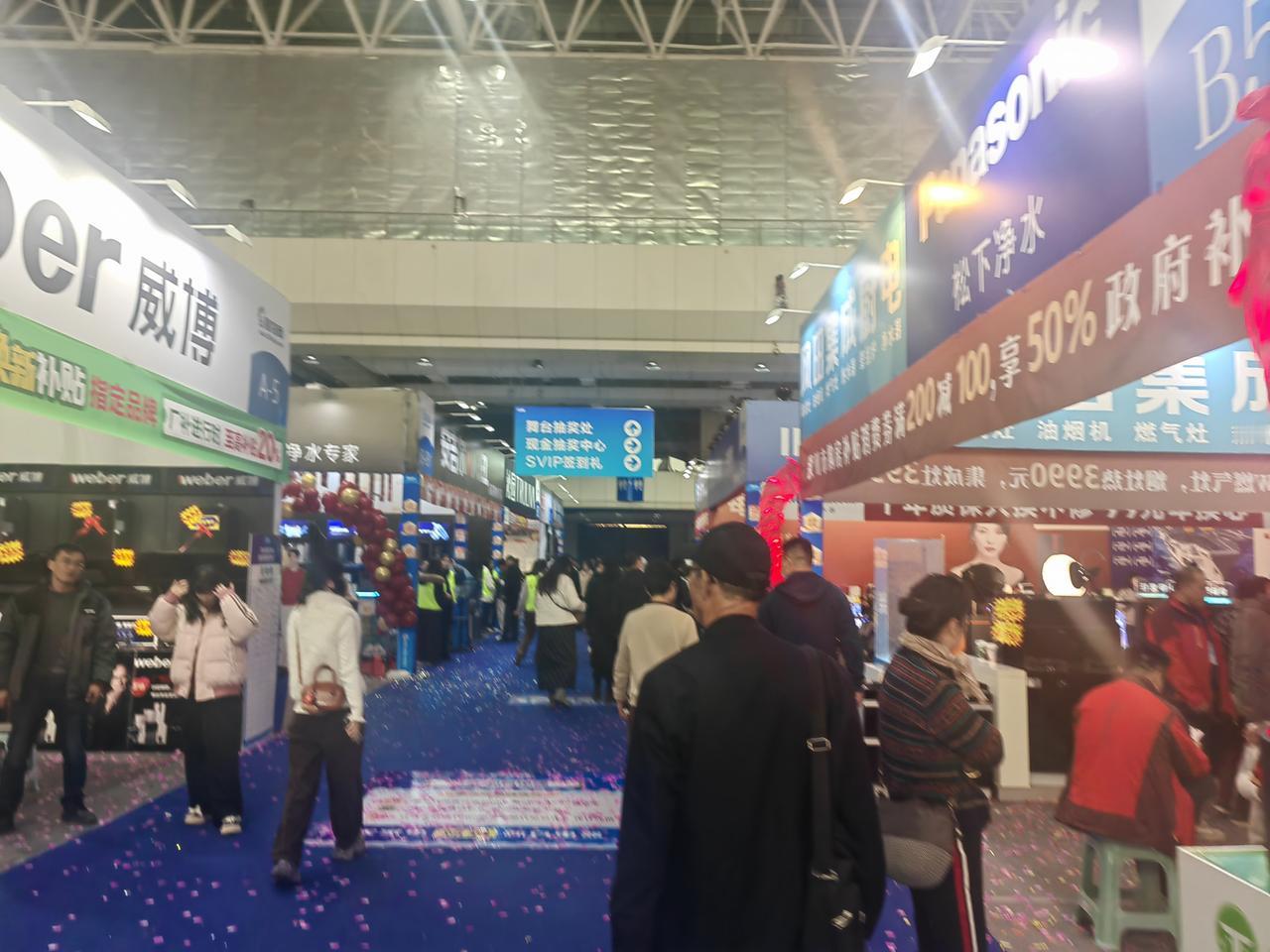 前阵子去了银川家博会，那场面简直热闹非凡！场馆里人来人往，各个展位都使出浑身解数