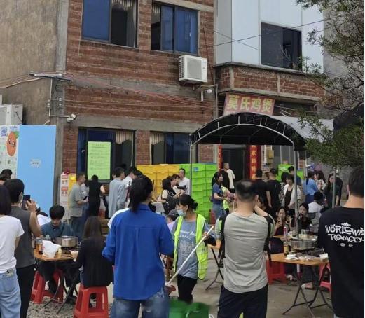 莫氏鸡煲从年入6万到日入6万 一个月顶一年的流水，这可真的太顶了，老板的眼神也空