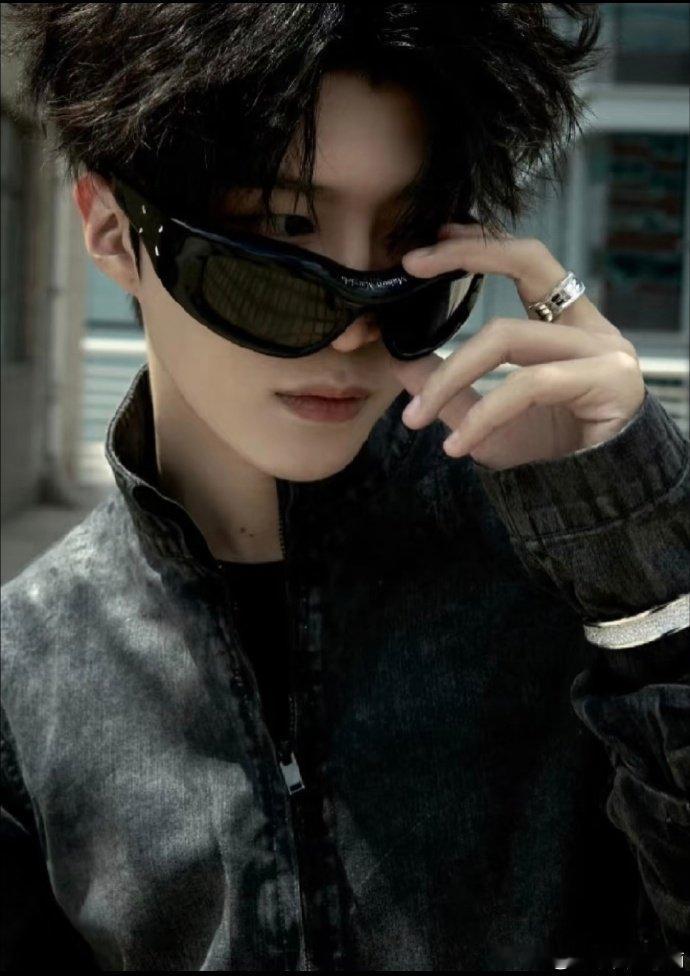 马丽范丞丞乔杉剧宣好抽象不按常理出牌的宣发超有特色，三人同框默契满分，轻松搞笑的