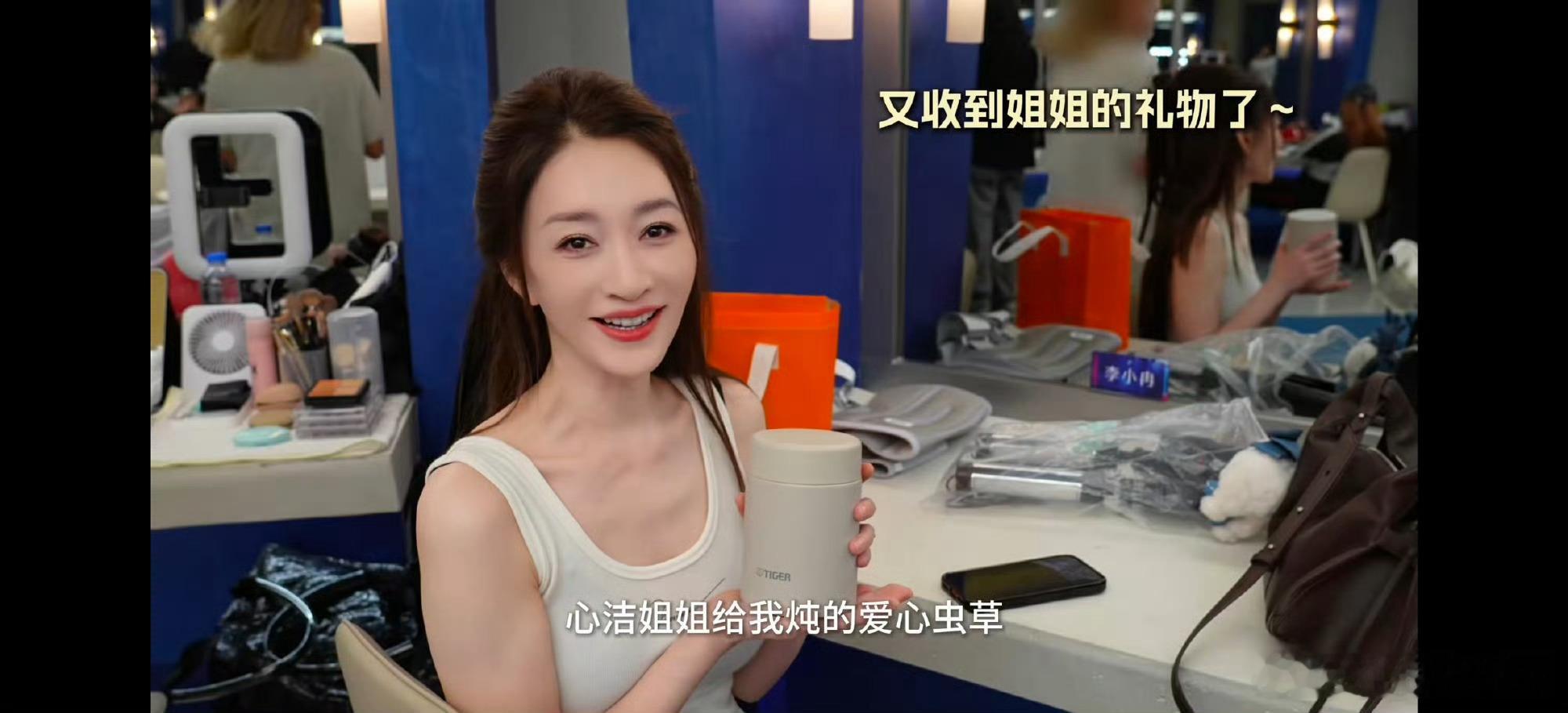 李小冉喊李心洁快回来吧来自姐姐们的友谊哈哈哈~李小冉喊话李心洁：快回来，我又要晕
