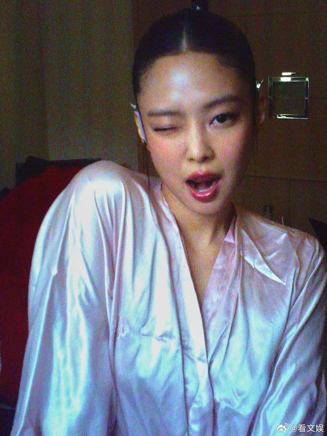 Jennie这也太辣了吧 Jennie也太辣了 高颅顶盘发+透视网纱，把性感和优