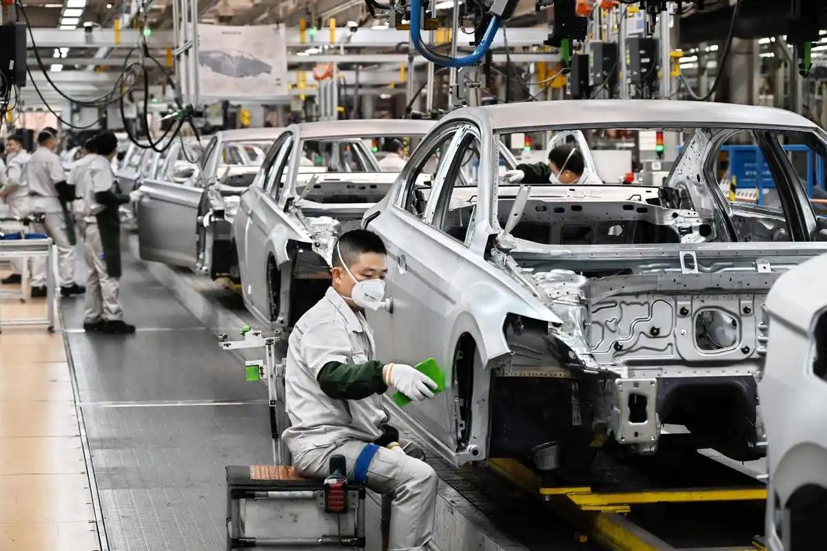 这一次，终于戳中日本命根子了！
据日经新闻3月数据显示：2025年全球汽车销量数