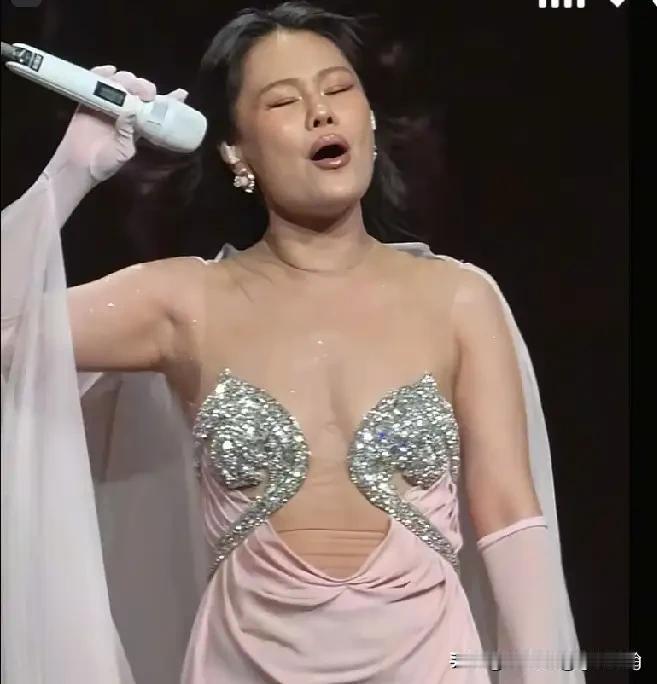 为啥歌手都喜欢穿这种类型的衣服演唱？