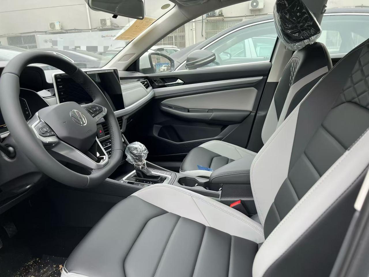 大众宝来这款汽车已经采用上了两个液晶屏幕的设计，但车内的机械感依然明显，也保留了