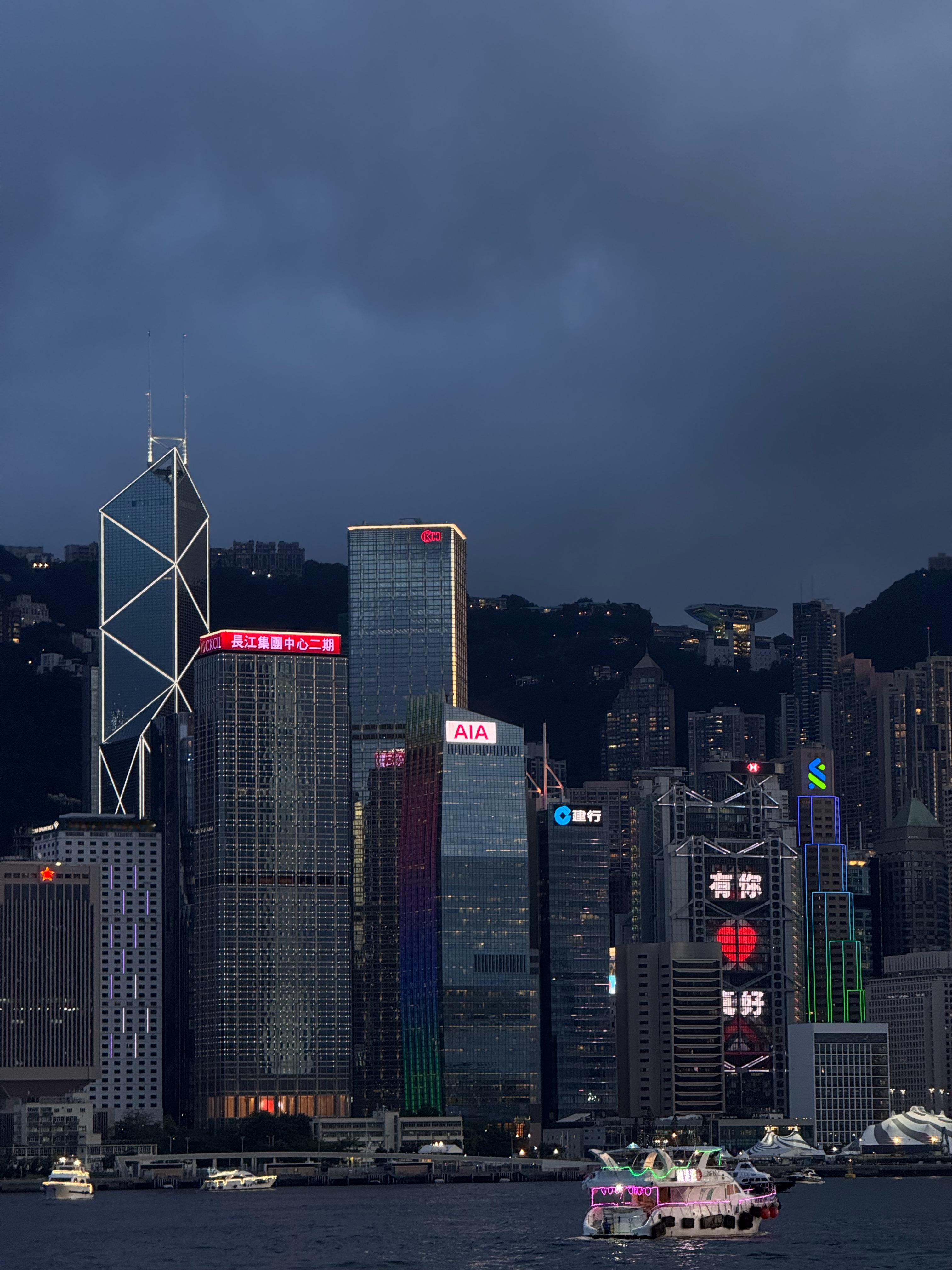 香港最严控烟令实施首日游客发声这次香港新规是真的动真格了！不光不能抽，连随身携带