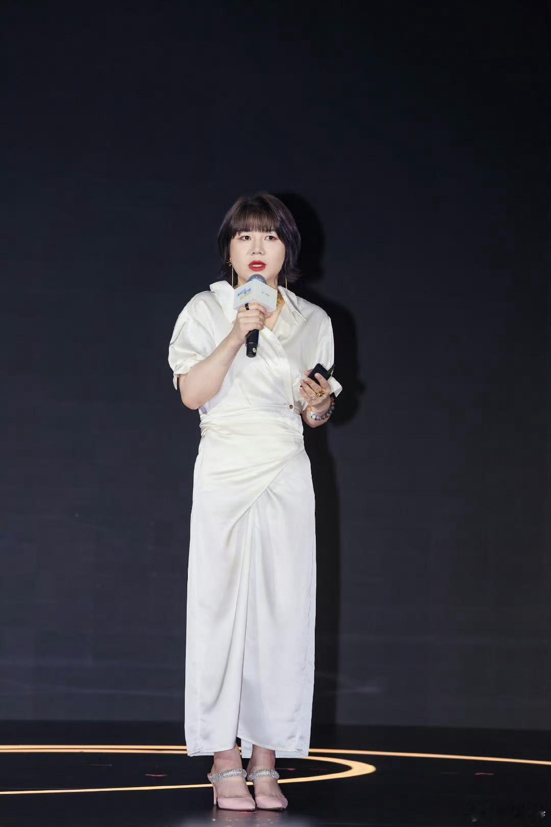 杨天真 遇事就抱怨让自己烂掉其实吐槽就是倾诉，倾诉一遍又一遍，这件事在你心中的伤