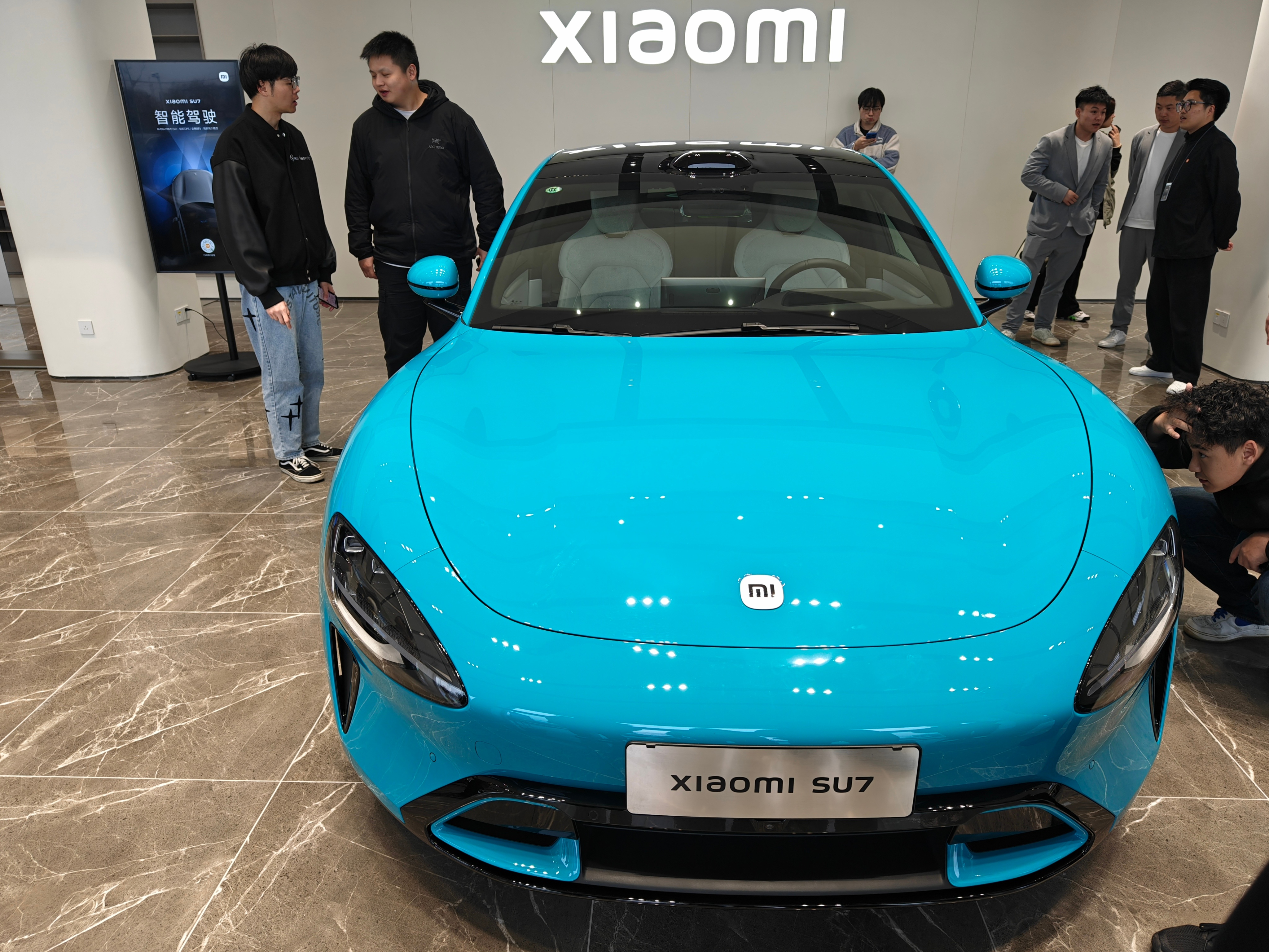 看过小米SU7实车以后，我跟你讲，这和极氪001压根就不是一个定位，一个是轿跑低