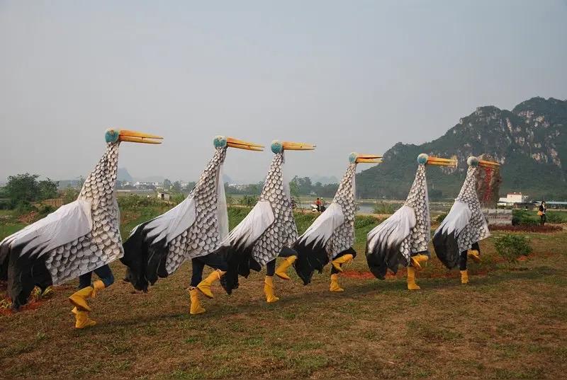 《驮弄村的鸟雀舞》

在美丽的扶绥县渠旧镇，有一个叫驮弄村的地方。这里山清水秀，