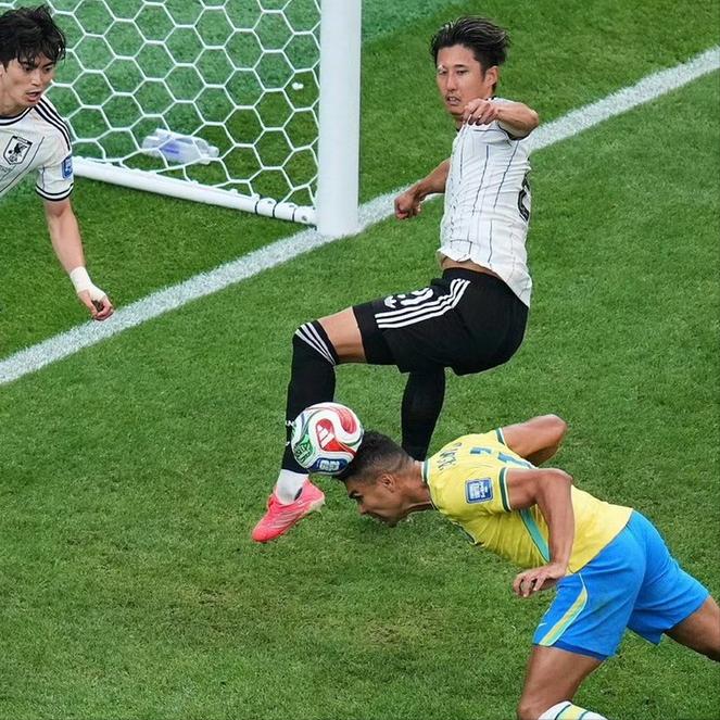 日本成了笑话！日本队1:2不敌巴西，主教练被曝光曾向首相承诺，将努力把大力神杯拿