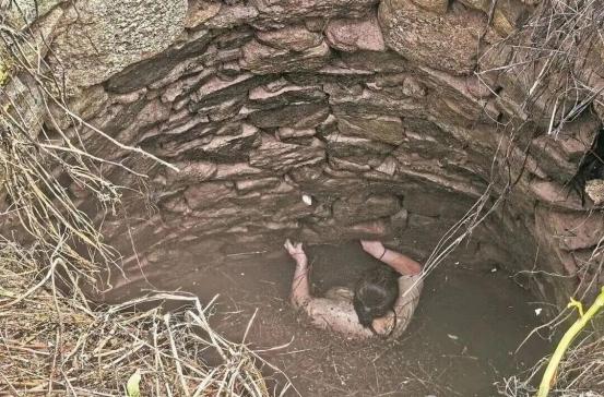 这就是命啊！9月13日，福建泉州，一女子外出散步时，不慎掉进井中，家人寻找无果后