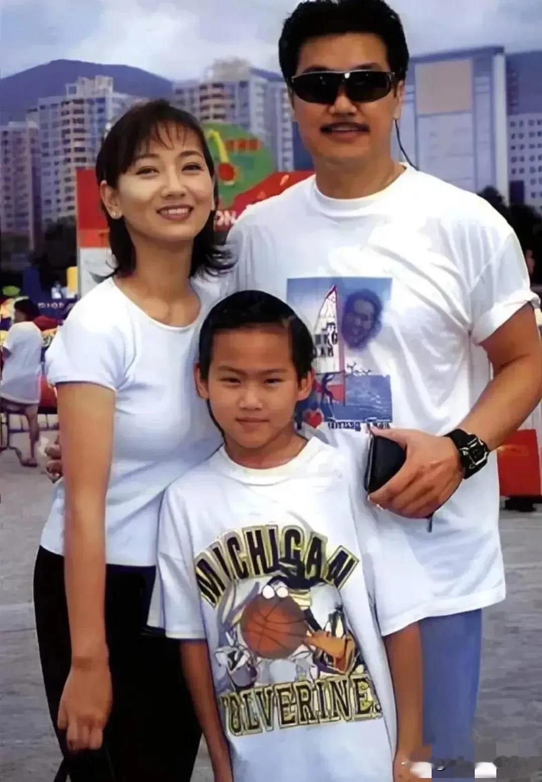 这张照片拍摄于1995年，不老女神赵雅芝和丈夫、儿子拍摄的全家福。那时候的她42