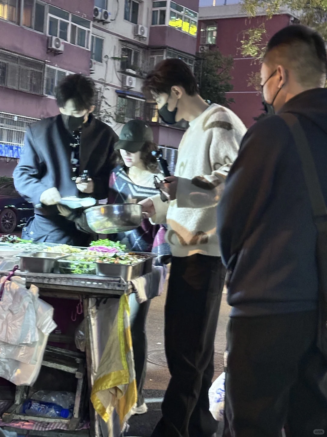 赵露思刘宇宁今日被偶遇生图，露思这腿..