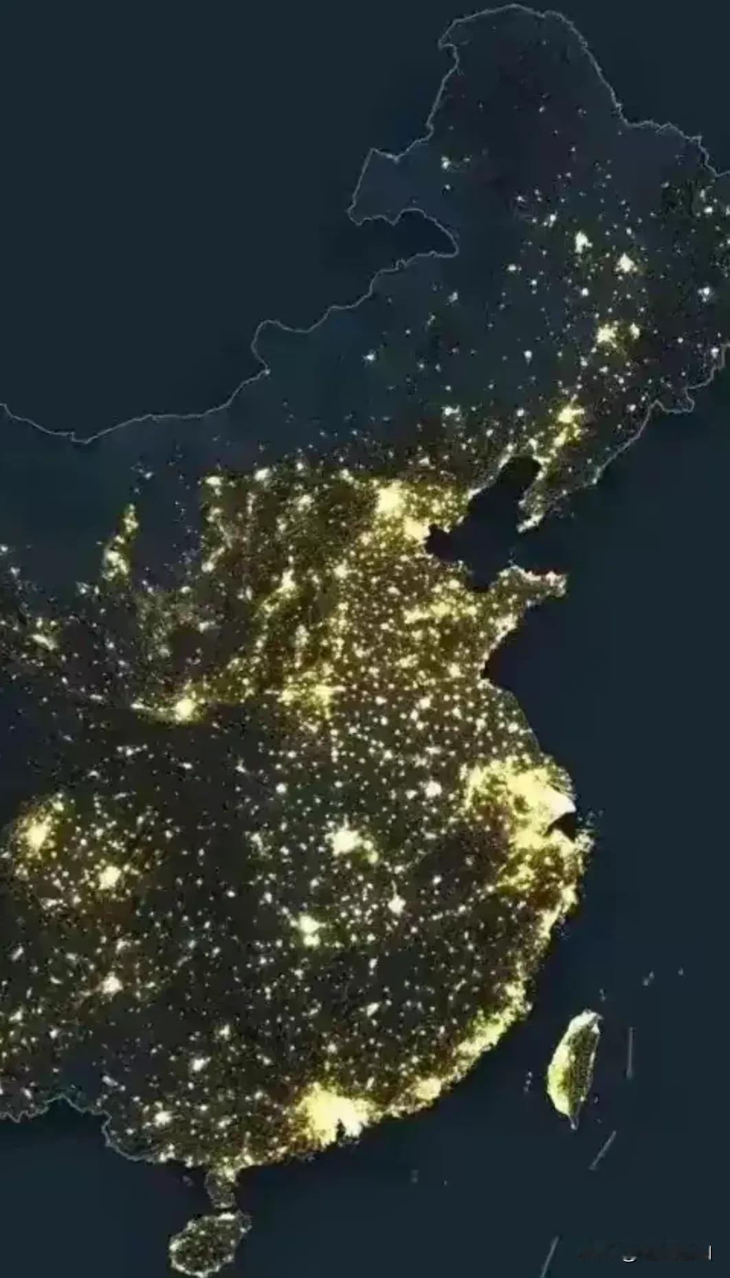 看看这张祖国卫星夜景图，就知道为什么大多数人都喜欢去北上广深苏沪宁打工了，因为那