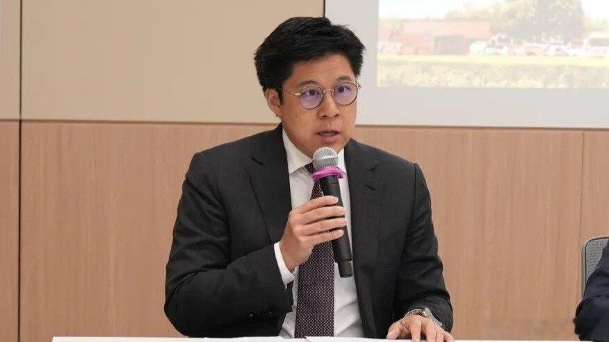 凤凰新闻【霍启刚发文痛斥：最赤裸的操作】据中国新闻网消息，霍启刚8日在港媒撰文，