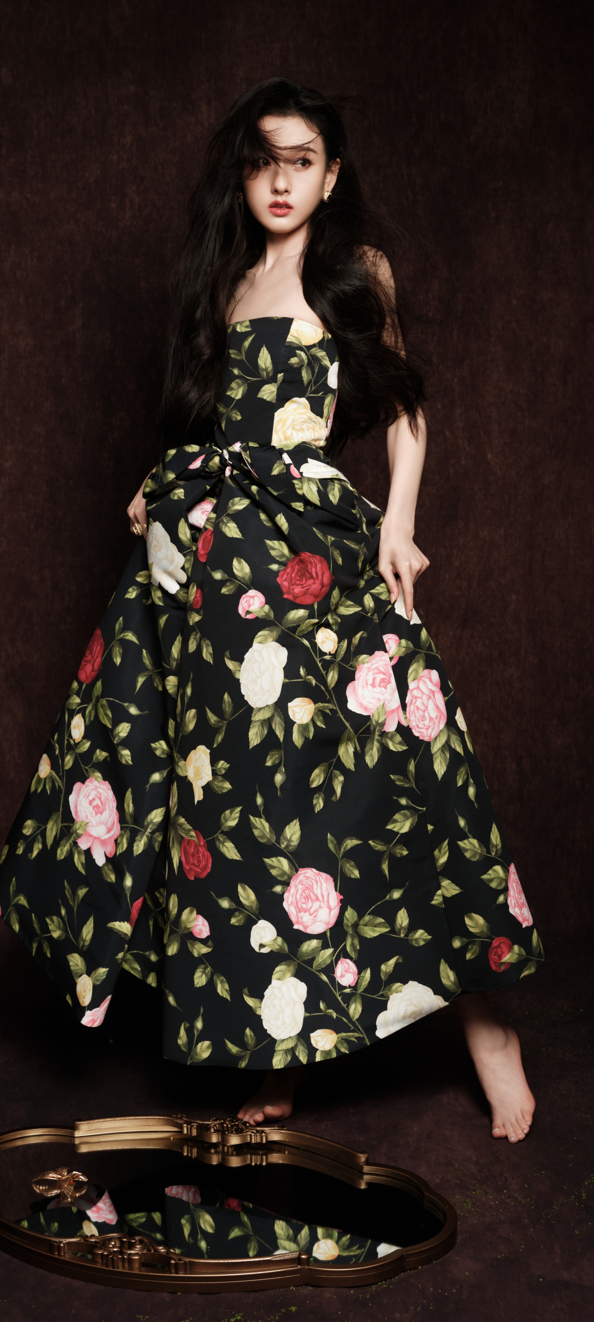 宋祖儿复古穿搭壁纸，花影摇曳，裙摆生姿。宋祖儿