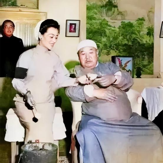 “都怪马步芳那人，要不然我会这么惨。”马鸿逵一边说着一边指挥下人把黄金运往香港。