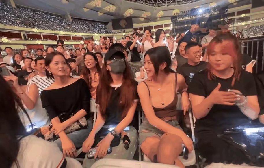 陈妍希和娜娜一起去看演唱会的穿衣造型引发热议……… ​​​