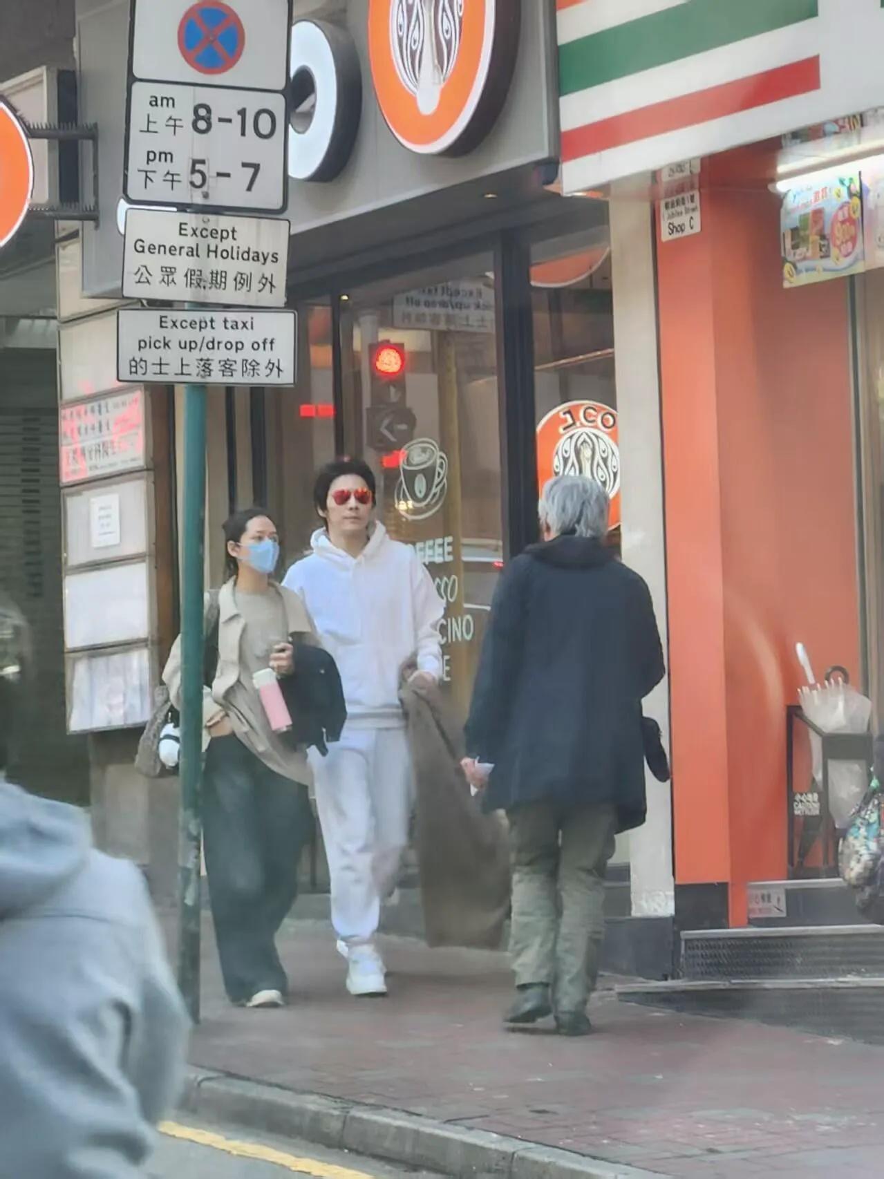 在街头偶遇郭碧婷和向佐，网友直呼“狗粮太香”！
12月16日，两人被拍到同游香港