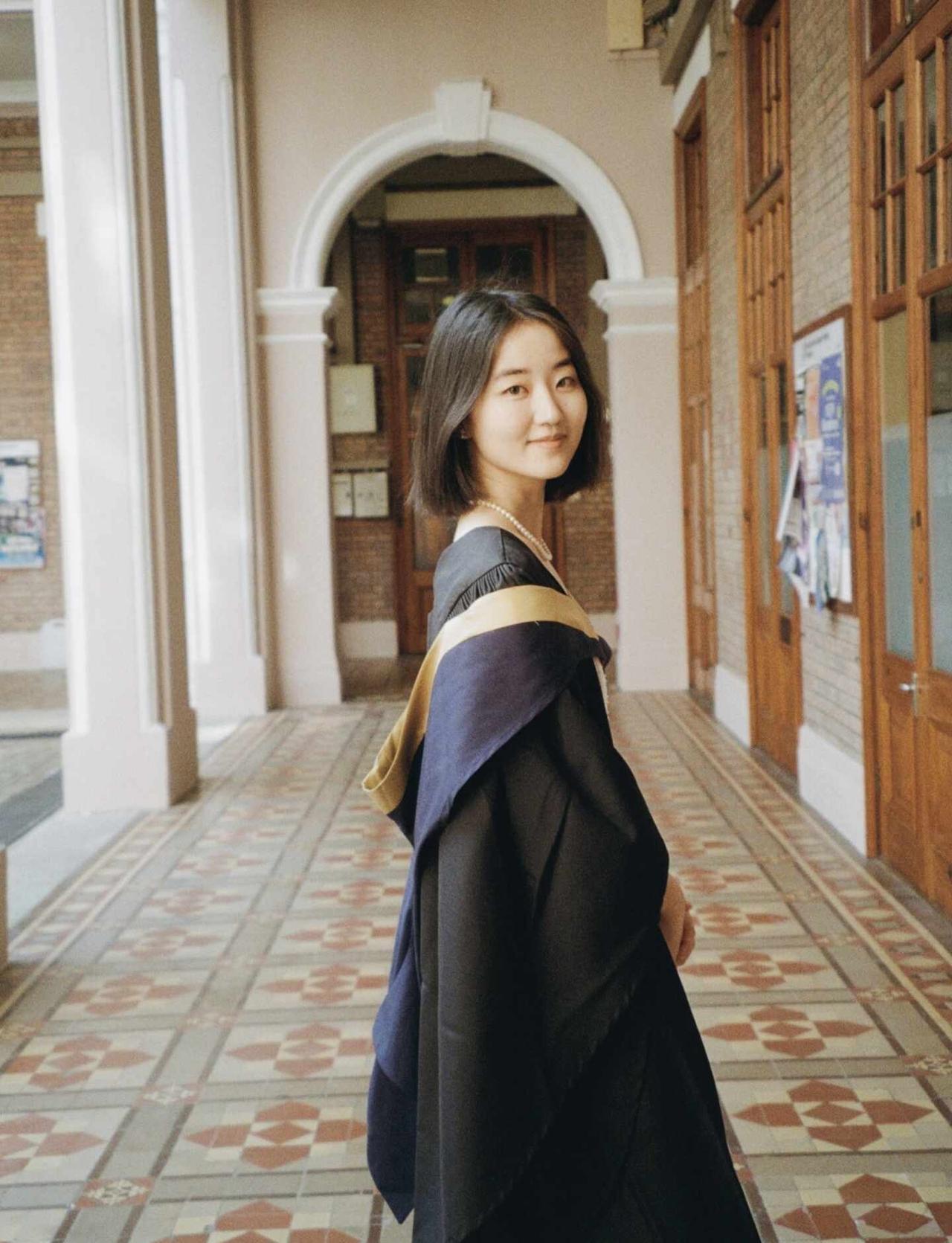 分享一些i人毕业的拍照姿势🎓
非常非常非常喜欢这组港大毕业照客片！
	
香港拍