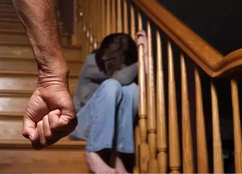 这就是赤裸裸挑衅的下场！河南驻马店，一已婚女子与情夫相处过程中，发现对方脾气暴躁