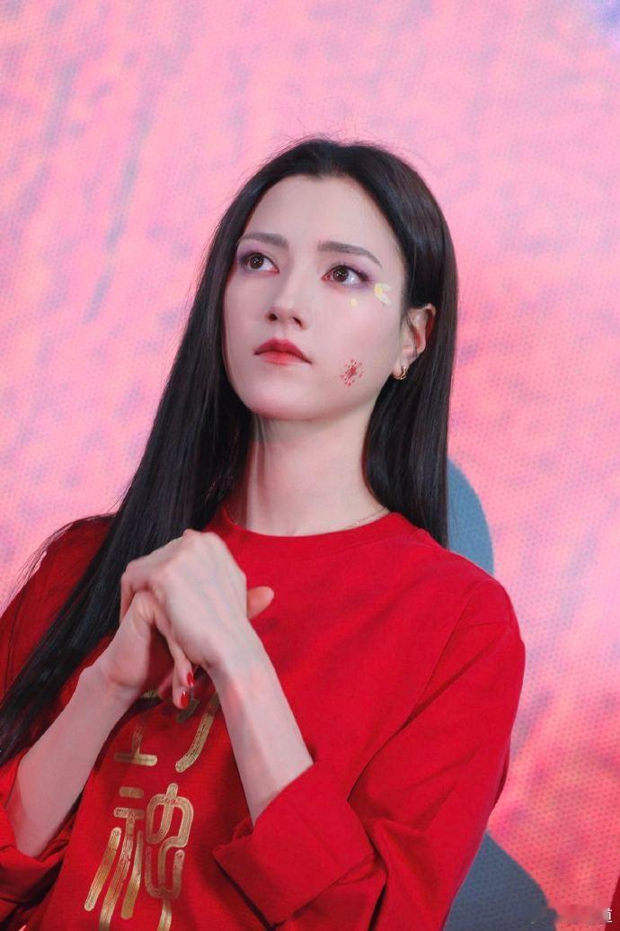 娜然美貌 我勒个豆，娜然再现封神级美貌，直接美出圈外！谁不羡慕纣王，下午就去电影