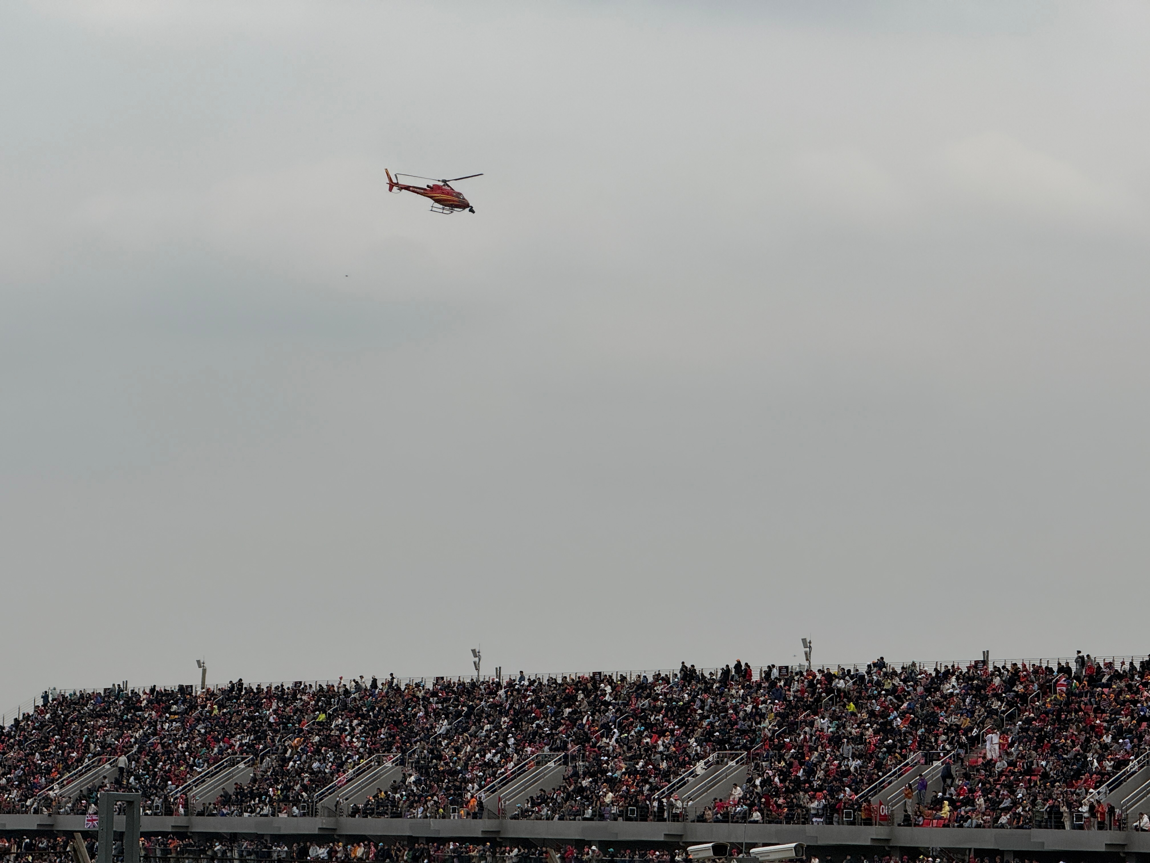 昨天在F1赛场感受到了国际A类赛车运动强大的号召力，那么，趁着现在庞大的年轻消费