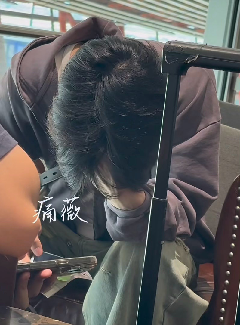 我对着自己的发缝哇哇哭 