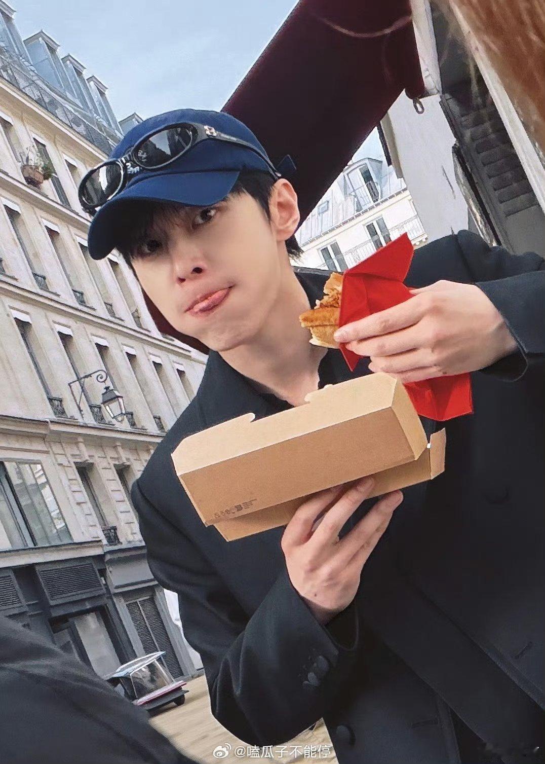 何与的时装周明信片十八宫格来啦 离开了何与谁还会这么宠粉