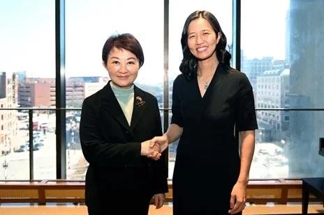 卢秀燕访问美国见波士顿华人市长吴弭，称赞她为“台岛之光”，感谢她为台发声

台中