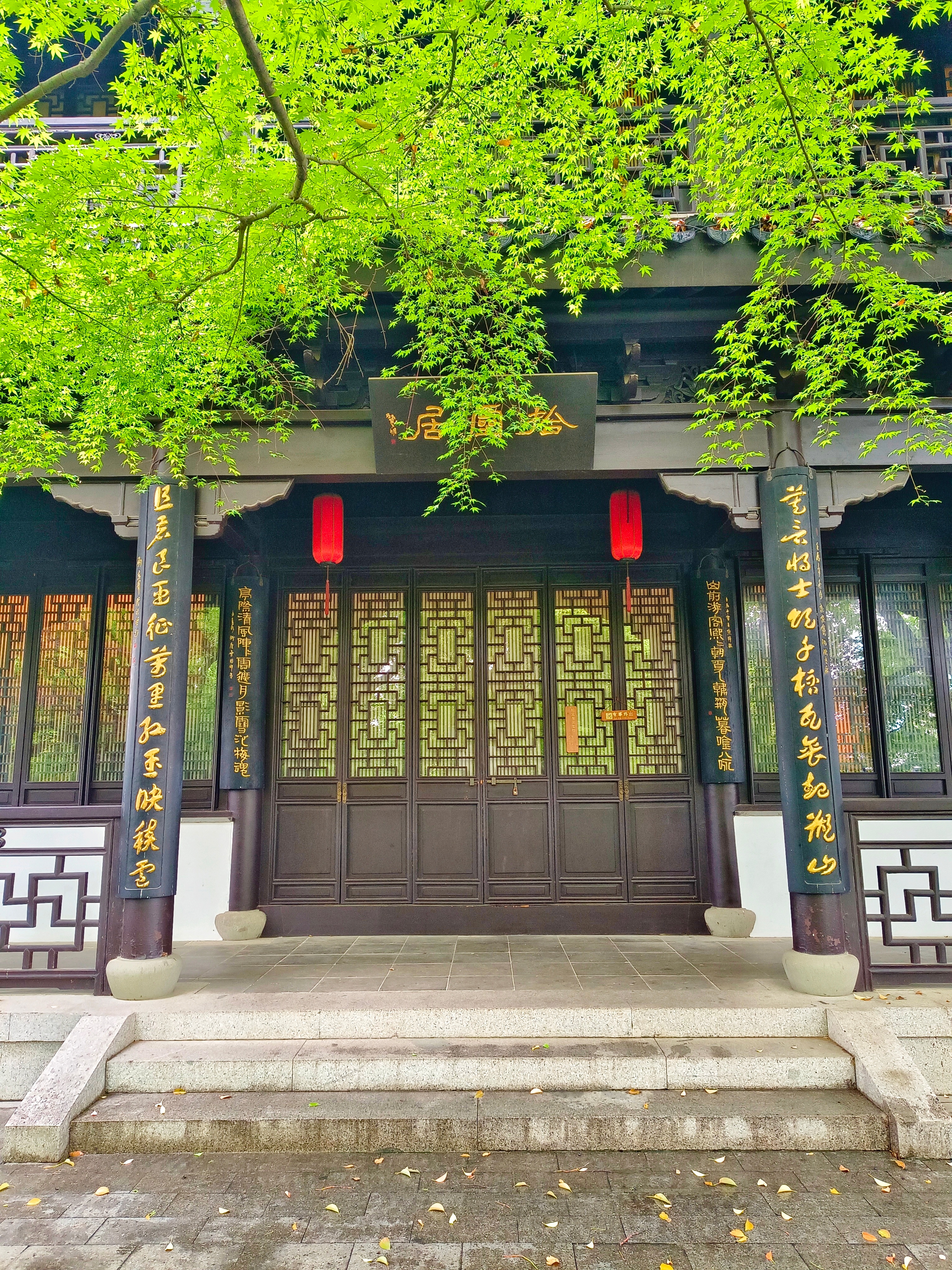 《瓶山积雪》在嘉兴老城核心的繁华市井里，藏着一座不起眼却底蕴深厚的小土山——瓶山