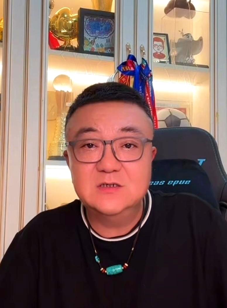 董路又行使他的“特招”权了，这回把27岁的周潇拉进了教练组。
乍一看没啥，细品才