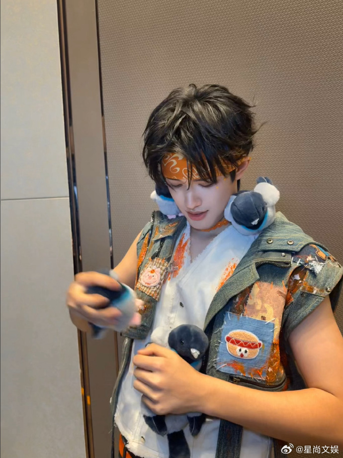 张极浪漫一下张极把一堆小鸡挂身上张极浪漫一下,把一堆小鸡挂身上.张极这波浪漫太有