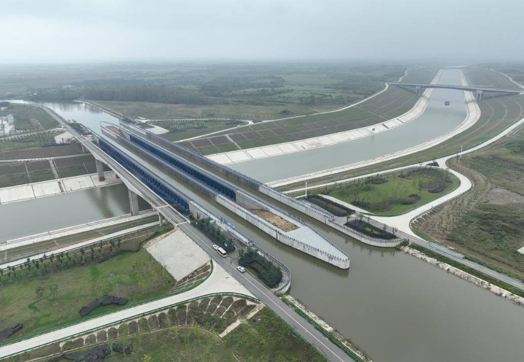 #2023网聚美好安徽##一江春水向北流# 【引江济淮淠河总干渠渡槽：与水接触钢