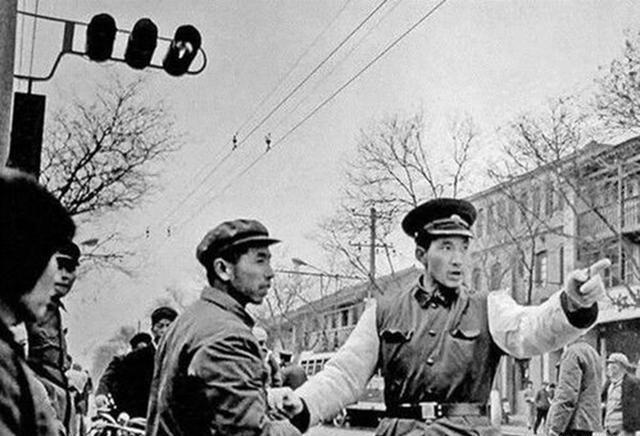 1963年，女会计带着全厂16000元工资神秘消失，杳无音讯！直到21年后，才知