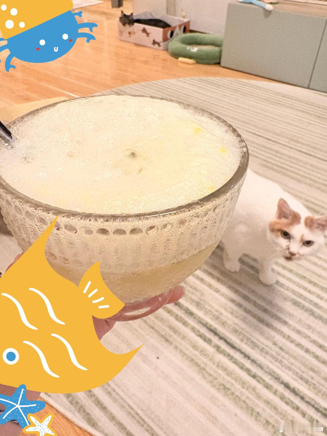 下工好疲惫，媳妇说要给我整一杯百香果气泡水……于是端出了一杯泡泡！ 