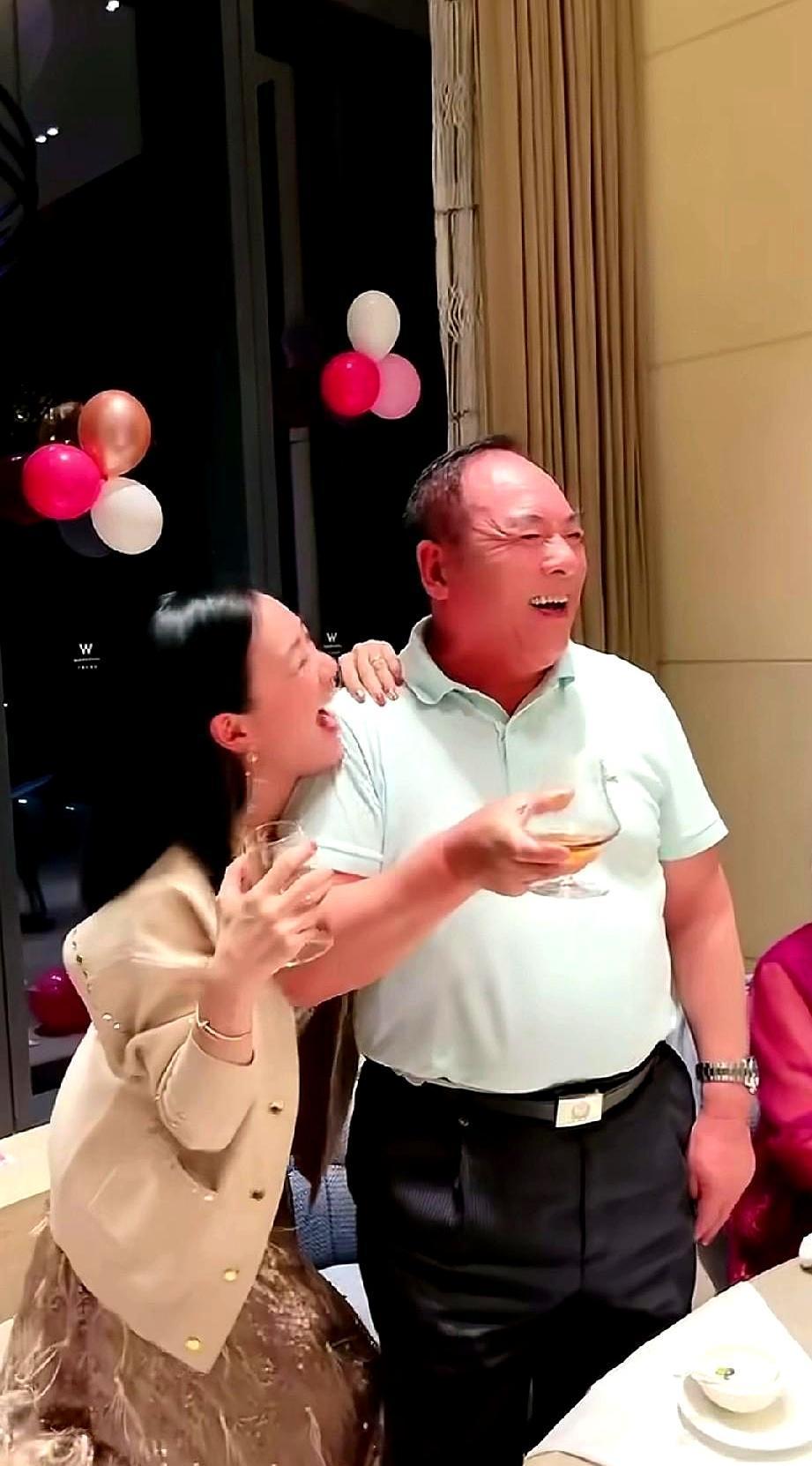 55岁的钟丽缇，竟把公公搂在怀里，还亲手给他喂饭。
饭桌上这张照片，瞬间炸锅。