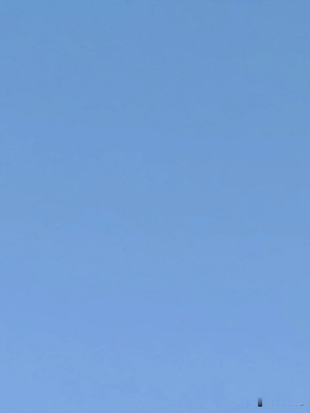 今天的天空真蓝，像洗过一样。